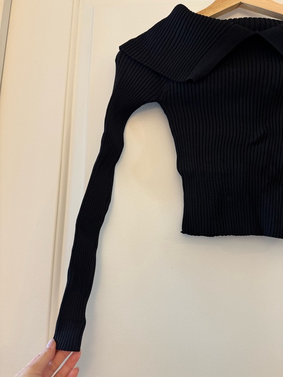 Slim Ribbed Off-the-Shoulder Sweater - Black - Picture 5 of 7